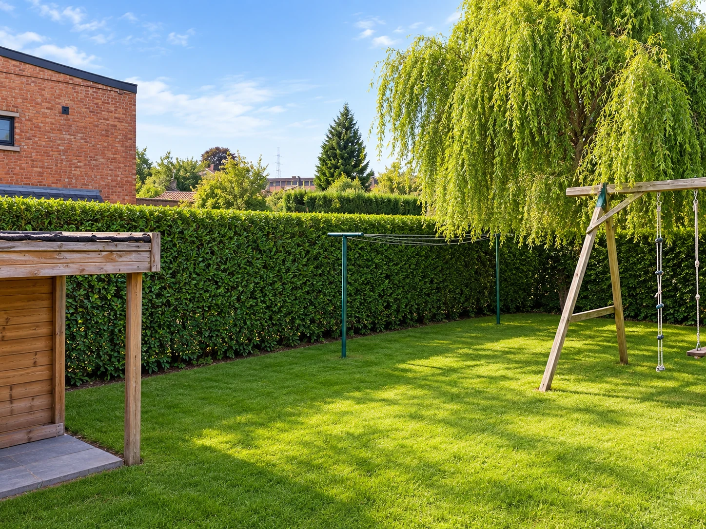 Jardin familial sous le soleil avec pelouse et haies